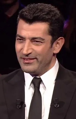 Ünlü beyzbolcu Babe Ruth, maç sırasında başını serin tutmak için kepinin altına hangisini koyardı?