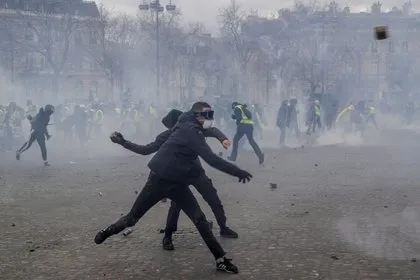 Fransa’da ’’sarı yelekliler’’ yeniden Paris sokaklarında Sarı yelekliler kimdir son dakika haberleri