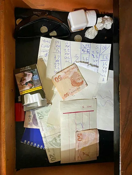 kirmizi-kategoride-yer-alan-rizedeki-bir-evde-kumar-oynayan-3u-gurcu-21-kisi-yakalandi-1615387737144.jpg Kırmızı kategoride yer alan Rize'deki bir evde kumar oynayan 3'ü Gürcü, 21 kişi yakalandı-4