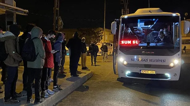 ibbnin-iett-fiyaskosu-yolda-kalan-otobusler-iptal-edilen-seferler-istanbulluyu-bezdirdi-1640627267062.jpeg İBB'nin İETT fiyaskosu! Yolda kalan otobüsler, iptal edilen seferler İstanbulluyu bezdirdi-4