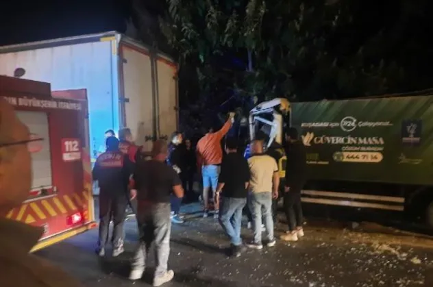 Aydın'da korkutan kaza! Kırmızı ışıkta bekleyen TIR'a kamyonet çarptı: 2 yaralı