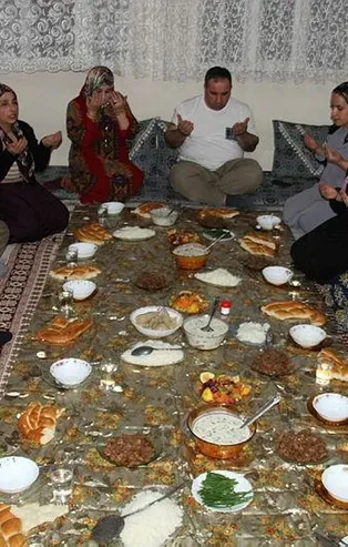 Türkiye'de ilk iftar Hakkari'nin Şemdinli ilçesinde yapıldı