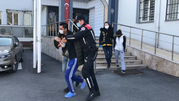 bursada-husumetli-oldugu-iki-kisiyi-alikoyup-mermi-yutturan-gecelik-ve-kirmizi-etek-giydirip-video-ceken-kisi-1652176380525.jpg Bursa'da husumetli olduğu iki kişiyi alıkoyup mermi yutturan gecelik ve kırmızı etek giydirip video çeken kişi tahliye edildi-6