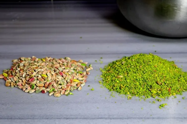 1687502861168.jpg Bayram öncesi baklava ustalarından uyarı geldi! "Ucuz" diye alıp Antep fıstıklı yerine yer fıstıklı baklava yemeyin-6