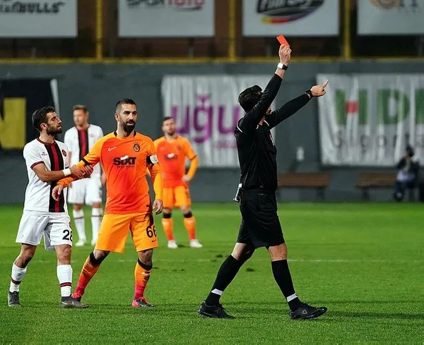 Fatih Terim kırmızı kart gördü çılgına döndü! "Sen bekçi bile olamazsın"-3