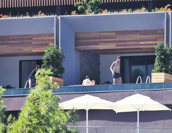 Milan'dan İnter'e 5 milyon euro'ya transfer olan Hakan Çalhanoğlu, tatil için ailesiyle Bodrum'a gitti-4