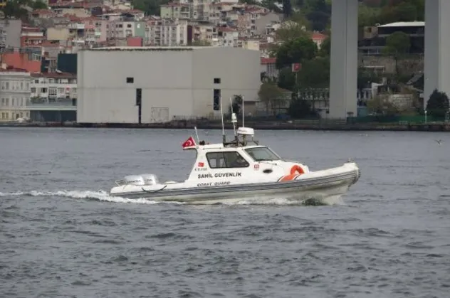 Dalgıçlar denizde onu arıyor: Sahilde fotoğraf çekilirken düştüğü Boğaz'da kayboldu