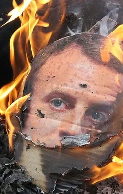 Fransa'da demir yolu işçileri Cumhurbaşkanı Macron'un fotoğrafını ateşe verdi