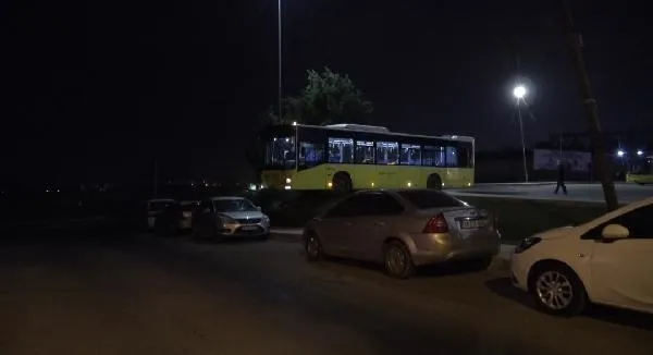Sultangazi'de freni tutmadığı öne sürülen İETT otobüsü kaldırımda asılı kaldı facianın eşiğinden dönüldü-2