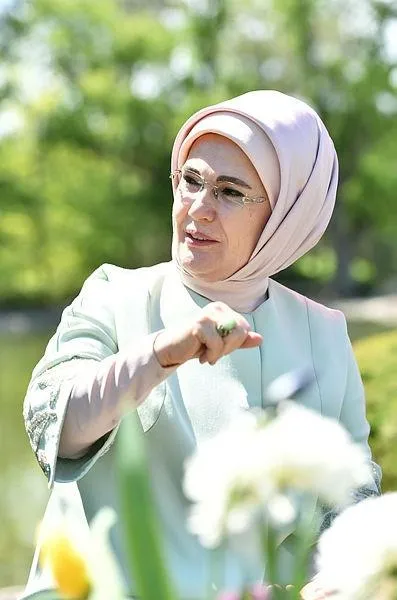 emine-erdogan-cevre-dostu-1000-okul-projesi-odul-toreninde-konustu-tabiat-sizin-geleceginizdir-1654516928275.jpeg Emine Erdoğan 'Çevre Dostu 1000 Okul Projesi Ödül Töreni'nde konuştu: Tabiat sizin geleceğinizdir-1