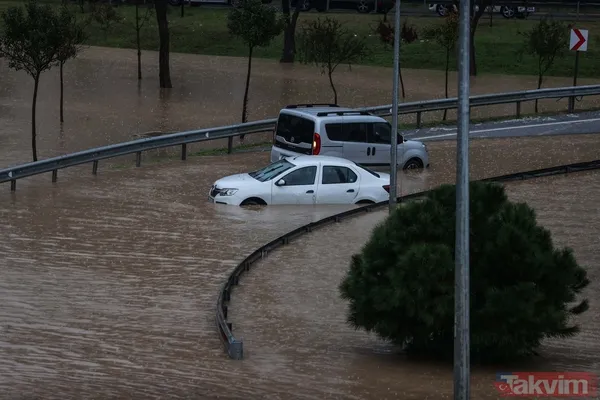 SON DAKİKA: İzmir'de sel felaketi! Polisler vatandaşlara yardımcı oldu - 8