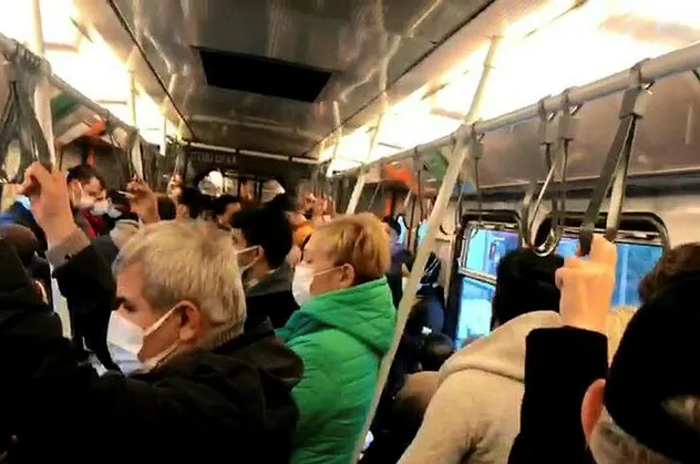 İstanbul'da metro ve metrobüste sabah yoğunluğu! Koronavirüs önlemleri hiçe sayıldı