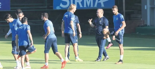 Advocaat gelir gelmez oyuncuları fırçaladı