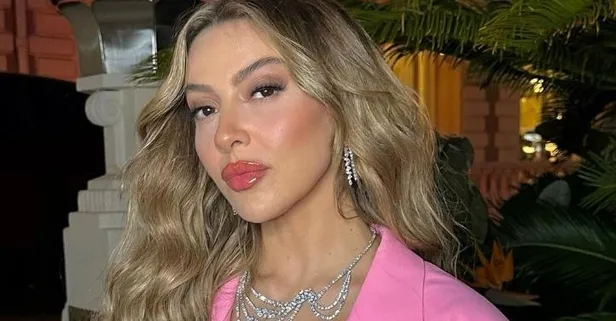 Sahneye mayoyla çıktı 10. Yıl Marşı'nı söyledi! Şarkıcı Hadise'nin o görüntüleri eleştiri yağmuruna tutuldu: "Bu kıyafetle 10. Yıl marşı mı söylenir!"