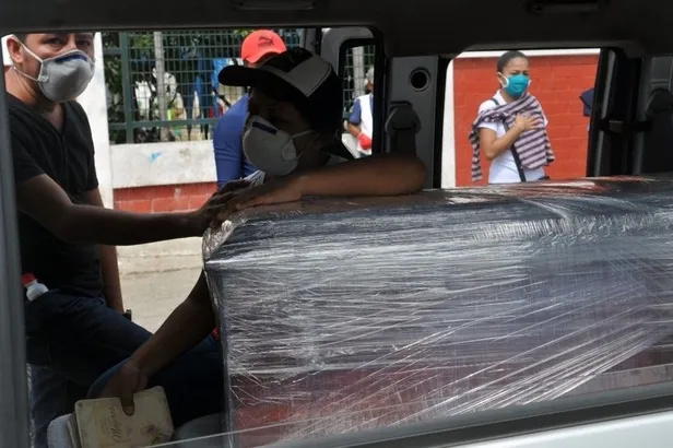 Ekvador'da koronavirüsten ölenler resmi rakamların tam 15 katı! Cesetler karton tabutlarla...-5