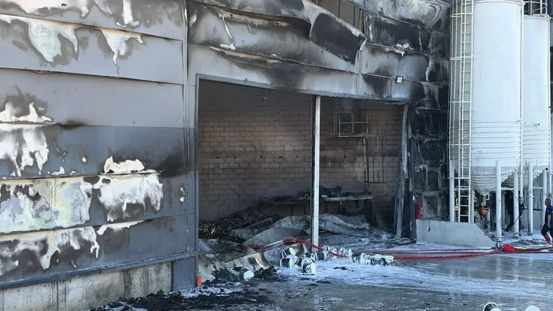 ankarada-boya-fabrikasindaki-yangin-patlamalarla-buyudu-1776670395480.jpeg Ankara'da boya fabrikasındaki yangın patlamalarla büyüdü-4