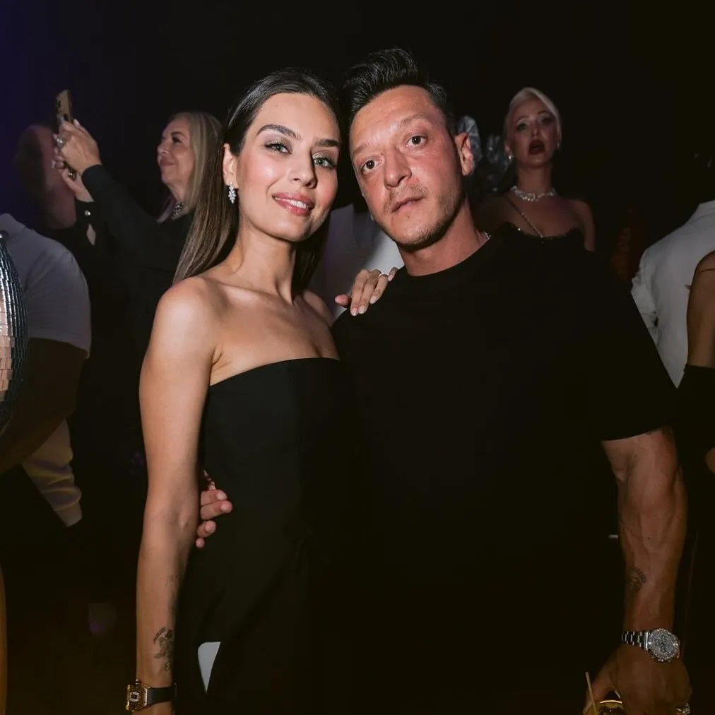 mesut-ozilden-33-yasina-giren-amine-gulseye-romantik-kutlama-1777644954006.jpg Mesut Özil’den 33 yaşına giren Amine Gülşe’ye "Ömrüm" mesajı! 3 çocuklu mutluluğun romantik zirvesi...-6