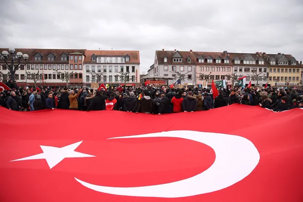 almanyada-irkcilik-lisede-turk-ogrencileri-rencide-eden-odev-tepki-cekti-1648381397781.jpg Almanya'da ırkçılık! Lisede Türk öğrencileri rencide eden ödev tepki çekti-3