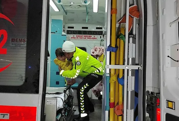 TEM'de feci kaza: Minibüs bariyerlere çarptı! 7 yaralı-1