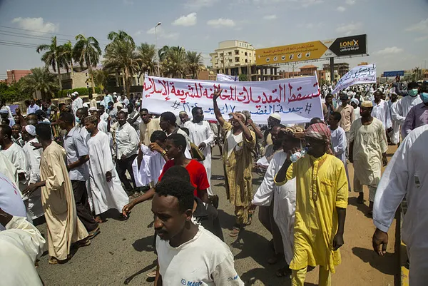 sudanda-halk-dini-reformlari-protesto-etti-allahin-dini-ve-islamin-hukumleri-kirmizi-cizgimizdir-1595002705903.jpg