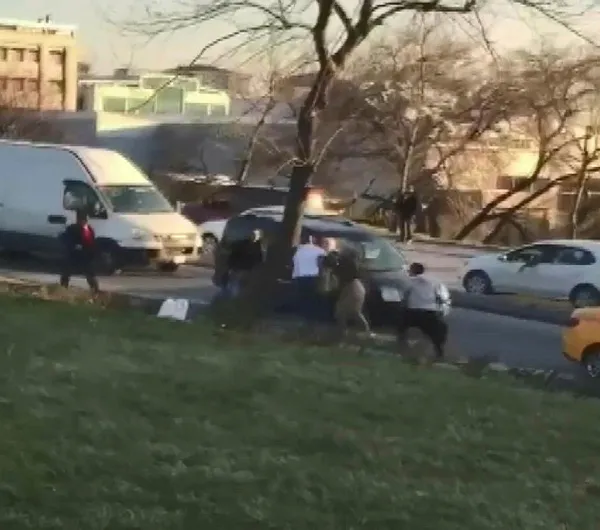 istanbulda-taksici-ile-yolcu-yumruk-yumruga-birbirine-girdi-boks-maci-gibi-kavga-kamerada-1644565592299.jpg İstanbul'da taksici ile yolcu yumruk yumruğa birbirine girdi! Boks maçı gibi kavga kamerada-2