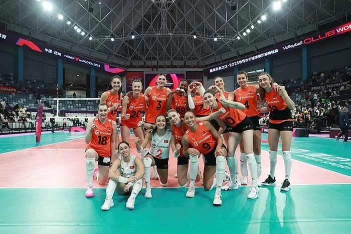 voleybolda-ilk-fivb-kadinlar-dunya-kulupler-sampiyonasi-finalinde-eczacibasi-dynavit-ve-vakifbank-karsi-karsiy-1702733602798.jpeg