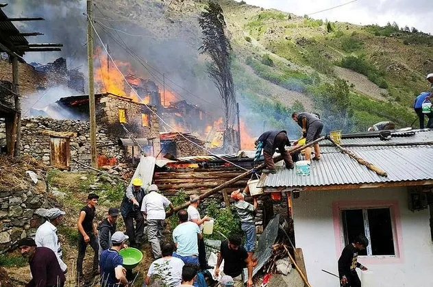 Son dakika: Artvin'in Yusufeli ilçesindeki yangın kontrol altına alındı! Yaklaşık 20 ev kullanılamaz hale geldi