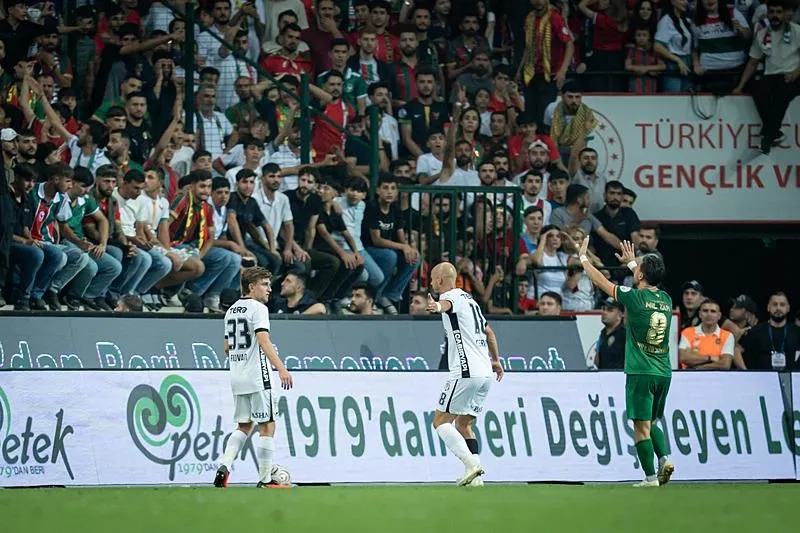 1789973159142.jpeg Spor yazarlarından Amed-Beşiktaş maçı yorumları! Yıldız isimlere eleştiri-2