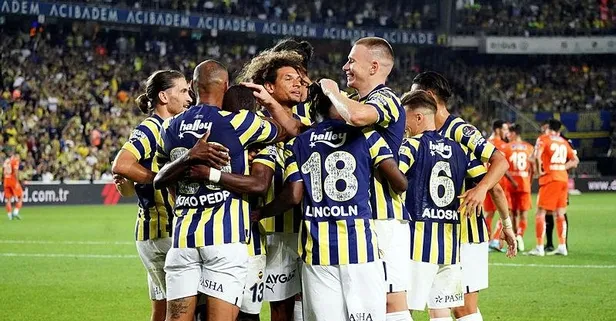 Alanyaspor'u Kadıköy'de gol yağmuruna tutan Fenerbahçe rakiplerine göz dağı verdi