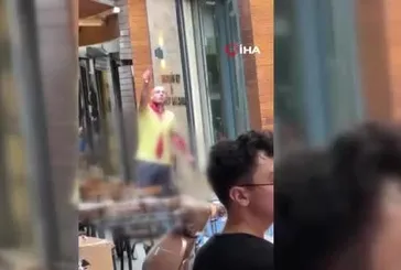 Fatih'te alkollü şahıs kendini bıçakladı: O anlar kamerada