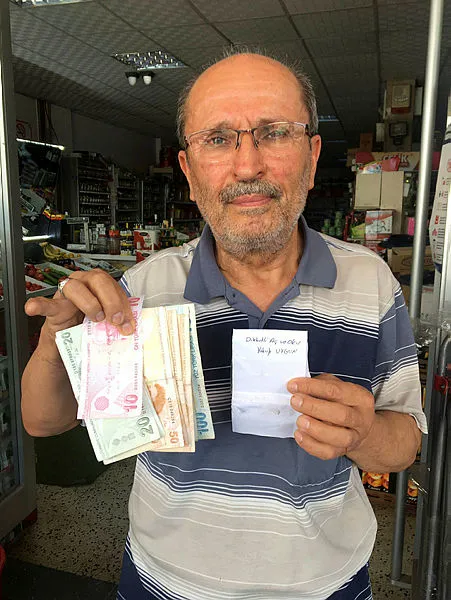 8-yil-once-150-lira-odemedigi-ayrildigi-market-sahibinden-zarfin-icine-koydugu-500-lirayla-helallik-istedi-1624369947189.jpg 8 yıl önce 150 lira ödemeden ayrıldığı marketin sahibinden zarfın içine koyduğu 500 lirayla helallik istedi-2