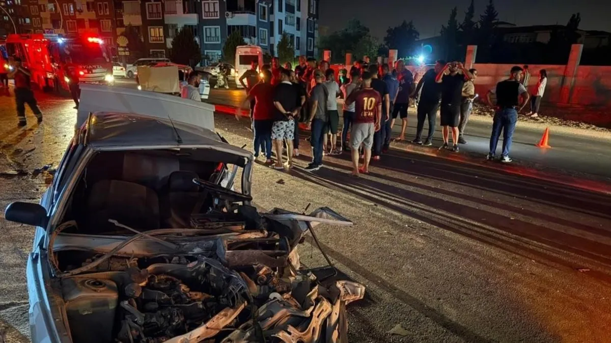Mersin'de dehşet saçan kaza! 1 ölü 8 yaralı! Araçlar paramparça