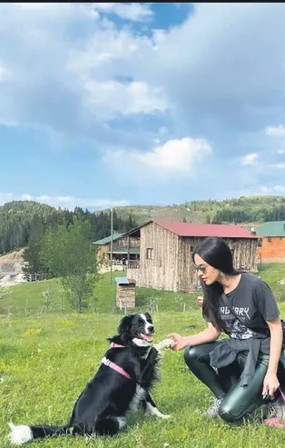 Hande Soral sevimli köpeğiyle poz verdi