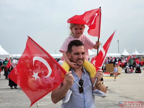 Fethin 569. yılında Atatürk Havalimanı'nda büyük coşku! İlk fidanı Başkan Erdoğan dikti, SOLOTÜRK'ten nefes kesen gösteri - 33