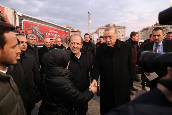 deprem-konutlarinda-ilk-teslim-bayramda-bakan-murat-kurumdan-kilicdarogluna-tepki-sirtinda-kufe-yok-bos-vaatle-1681153673068.jpg Deprem konutlarında ilk teslim bayramda! Bakan Murat Kurum'dan Kılıçdaroğlu'na tepki: Sırtında küfe yok, boş vaatler veriyor-8