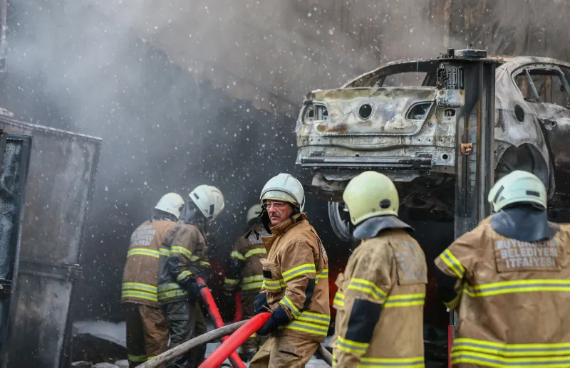 İzmir Çiğli'de korkutan yangın! Madeni yağ deposu alev alev yandı - 3