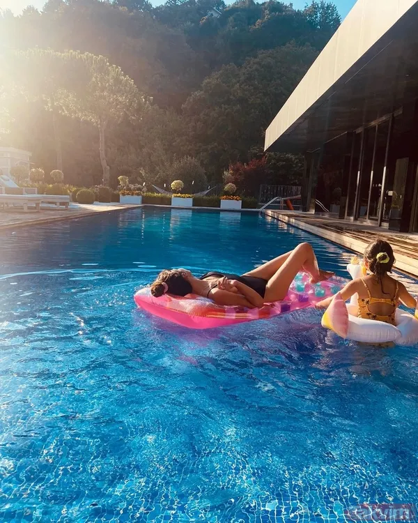 Şükran Ovalı siyah mayosunu giyip deniz yatağına sere serpe uzandı! Eşi Caner Erkin’e birbirinden iddialı pozlar verdi - 10