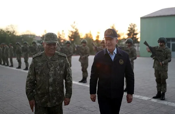 Bakanı Akar'dan sınırda Mehmetçik'e talimat: "Terörist neredeyse hedefiniz orası"-4