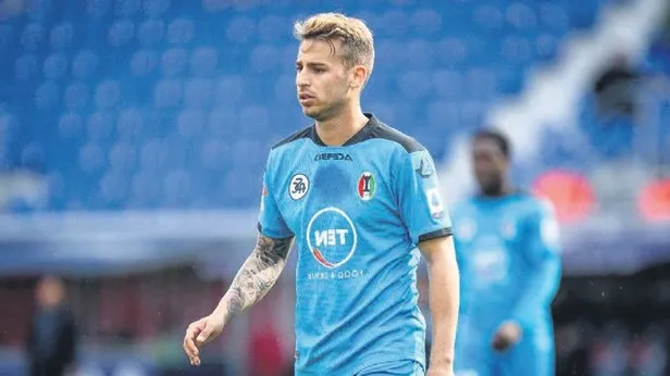 fenerbahceli-taraftarladan-joshua-king-tepkisi-1657065212553.jpeg Fenerbahçeli taraftarladan Joshua King tepkisi!-17