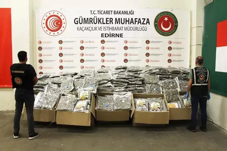 son-dakika-ticaret-bakanligi-duyurdu-dilucu-ve-kapikule-gumruk-kapisinda-zehir-tacirlerine-darbe-625-kilo-uyus-1716703537832.jpeg