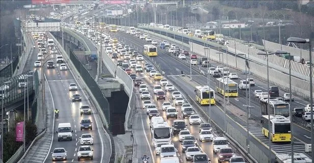 İstanbul’da yağışlı hava trafiği felç etti: Yoğunluk yüzde 75’i buldu