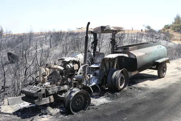 yangini-sondurmeye-calisirken-traktoruyle-birlikte-alevlerin-icinde-kalan-ciftci-kolumdaki-deri-naylon-gibi-acildi-yine-olsa-hic-dusunmeden-giderim-1627997261993.jpg Yangını söndürmeye çalışırken traktörüyle birlikte alevlerin içinde kalan çiftçi: Kolumdaki deri naylon gibi açıldı! Yine olsa hiç düşünmeden giderim-4