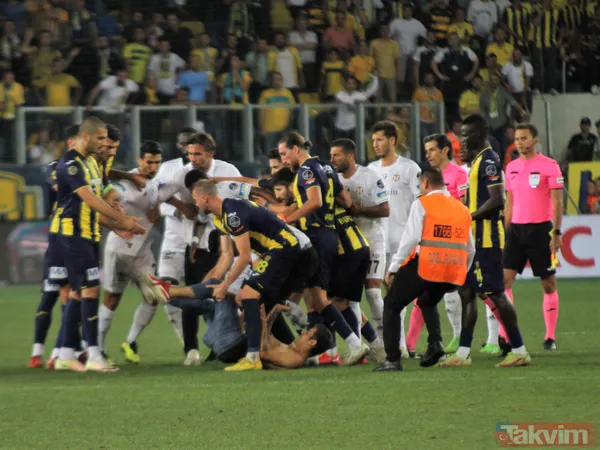 Ankara'da saha karıştı! Tribünden inen taraftar Beşiktaşlı Salih Uçan'ı tekmeledi, Josef kırmızı kart gördü - 25
