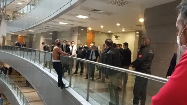 son-dakika-istanbul-adalet-sarayinda-intihar-girisimi-ikna-edilmeye-calisiliyor-1615453660359.jpg SON DAKİKA: İstanbul Adalet Sarayı'nda hareketli anlar! İntihar etmek isteyen kişi ikna edildi-4