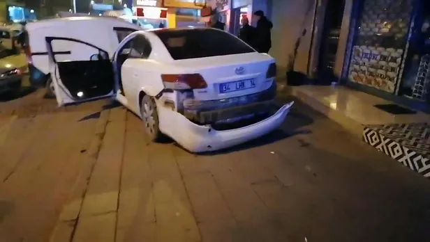 esenlerde-feci-kaza-direksiyon-hakimiyetini-kaybetti-duraga-daldi-1673951723489.jpeg Esenler'de feci kaza! Direksiyon hakimiyetini kaybetti durağa daldı-2