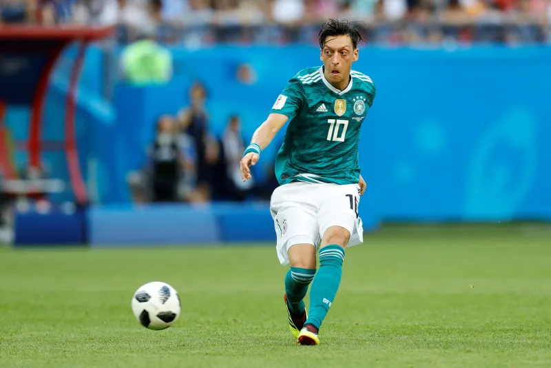 Alman holiganlar Mesut Özil'e saldırdı - 8