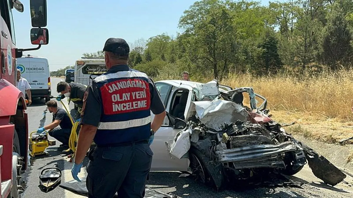 Tekirdağ'da korkunç kaza! Süt taşıyan kamyon ile otomobil çarpıştı 4 kişi hayatını kaybetti