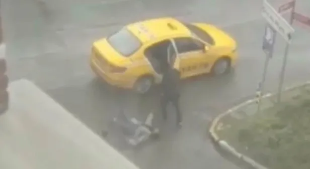 istanbulda-akilalmaz-goruntuler-taksici-tartistigi-turisti-feci-sekilde-dovdu-1650396813988.jpeg İstanbul'da akılalmaz görüntüler! Taksici tartıştığı kadın turisti feci şekilde dövdü-3