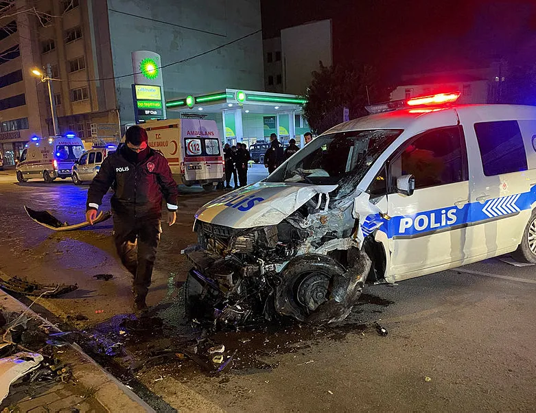 Polis aracı refüjdeki ağaca çarptı! 2 polis yaralı