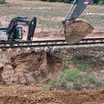 Sel suları tren hattını çökertti!